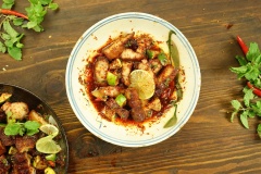 Đổ hỗn hợp nước mắm chua cay vào dĩa ba rọi rồi trộn đều lên. Bạn để khoảng 5-10’ cho thịt ngấm đều.
