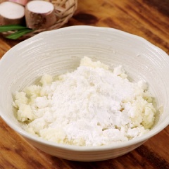 Phần viên mochi sắn: Lấy khoảng 150g sắn hấp chín, sau đó tán nhuyễn thêm vào 50g bột năng, 10g bột nếp, 10g bột cốt dừa. Trộn đều các loại bột lại với nhau sau đó cho từ từ 50ml Nước sôi. Trộn đều và nhào cho đến khi bột mịn không dính tay. Tùy theo phần sắn sau khi hấp khô hay ướt mà bạn gia giảm phần nước từ 50ml – 80ml. Bạn cho từ từ phần nước để tránh bột bị nhão. Nặn khối bột thành những viên trò nhỏ.