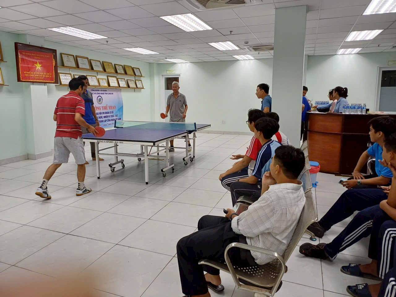 Vận động viên Nguyễn Hữu Khiêm tranh tài ở nội dung đơn nam