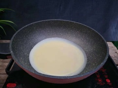 Cho 3 quả trứng vào âu, đánh tan. Sau đó cho đường, 115ml nước, 70g bột mì vào trộn thật đều. Lượt hỗn hợp qua rây cho mịn và loại bỏ phần bị vón cục. Đun nóng chảo chống dính trên bếp, lấy muỗng múc bột và rưới một lớp mỏng tráng đều trong chảo. Quả mâm xôi khô xắt nhỏ, rắc lên lòng bánh, đậy nắp lại, vặn nhỏ lửa cho bánh chín.