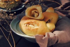 Bánh mì sữa nhân đậu phộng là một món bánh ngọt thích hợp dùng cho bữa sáng hay bữa xế chiều.