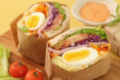 Cắt đôi miếng bánh, có thể ăn không hoặc chấm kèm với sốt mayo và tương ớt. Bánh mì sandwich kẹp kiểu Hàn Quốc rất tiện lợi bạn có thể mang theo khi đi học hoặc đi dã ngoại cùng gia đình. Vừa ngon, vừa bỏ sung nhiều chất dinh dưỡng cho cả ngày năng động. Kết hợp của nhiều loại rau củ sẽ mang đến cảm giác tươi mới, không hề bị ngấy nhiều khi thưởng thức.