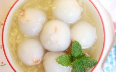 Tắt bếp, múc chè ra chén, trang trí tùy thích và thưởng thức. Món ăn vặt thanh mát, ngọt dịu, thích hợp trong những ngày hè.