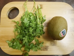 Ngò rí nhặt và rửa sạch, thái nhỏ. Kiwi gọt vỏ, thái hạt lựu. Hành tây cũng làm tương tự. Nếu bạn có thể ăn cay thì để ớt, nếu không có thể bỏ qua. Trộn tất cả nguyên liệu với nhau là hoàn thành.
