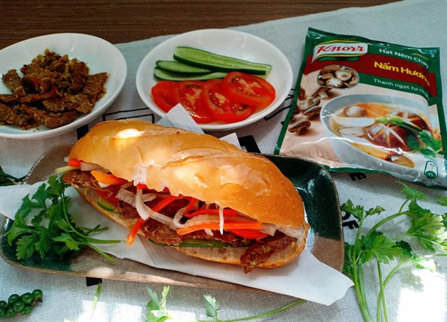 Bánh Mì Thịt Xào Sả Ớt