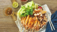 Mực nướng sa tế được nướng vàng trên bếp than, từng con mực đều có mùi thơm cực kì cuốn hút, nghe thôi đã thấy thèm và muốn ăn ngay rồi. Mực ướp sa tế với thịt mực tươi dai dai sần sật, gia vị thấm vào từng thớ thịt đậm đà, chút the the cay cay của ớt sa tế, mùi thơm tỏi sả hòa quyện chắc chắn sẽ làm say đắm người ăn.