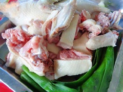 Thịt vịt rửa với nước muối loãng và gừng, sau đó luộc sơ với nước sôi 4 phút. Rửa vịt với nước lạnh cho đỡ mùi hôi. Đem thịt vịt chặt thành những miếng nhỏ vừa ăn.