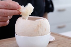 Cho nấm tuyết vào bên trong trái dừa, đổ hỗn hợp ở bước 6 vào.