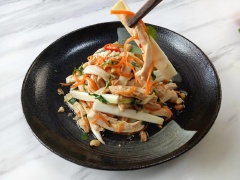 Gỏi gà củ hủ dừa là một món ăn đơn giản, dân dã nhưng lại có hương vị rất hấp dẫn. Hãy cùng vào bếp và thực hiện món ăn ngon này cho cả gia đình.