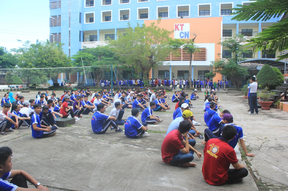 Sân trường là nơi các bạn sinh viên tham gia những giờ học về kỹ năng, thể hiện khả năng thể dục thể thao của mình