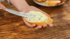 Bánh mì cắt lát xẻo mỏng vừa ăn. Phết hỗn hợp sốt phô mai lên bánh mì. Kế đến thêm hỗn hợp rau củ lên trên mặt, đặt tôm lên trên cùng. Cho bánh mì vào lò nướng và nướng khoảng10 phút với nhiệt độ 180 độ C.