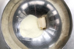 Hỗn hợp làm bánh trứng nướng giòn: 7g chuối chín và 7g sữa bột trẻ em cho vào tô lớn, dùng nĩa nghiền mịn chuối chín và quyện đều sữa bột. Cho 3 lòng đỏ trứng gà vào thố sạch, dùng máy đánh trứng ở tốc độ cao cho trứng từ từ chuyển sang màu nhạt.