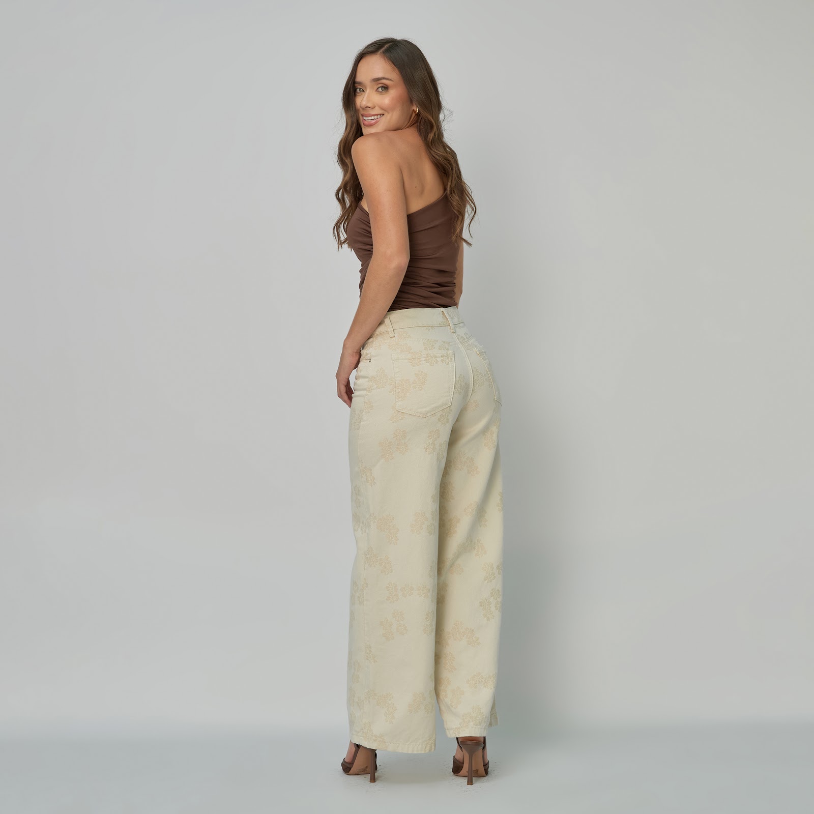 Jean dama Wide Leg tiro alto rígido con flores bordadas, color Ivory - Vista 4