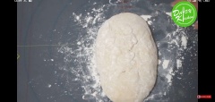 Cho ít bột còn lại làm bột áo ra khay. Sau đó lấy lượng bột đã ủ ra lăn sơ qua bột áo để không bị dính. Chia bột thành từng khối nhỏ. Tùy theo bánh to hay nhỏ mà chia bột. Mình làm bánh nhỏ nên chia bột được 24 cái.