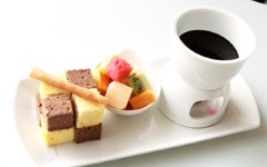 Bày trái cây ra chén nhỏ. Xếp các miếng bánh ngọt ở bên. Bắc nồi lẩu chocolate lên bếp, bật lửa châm nến. Đun nóng nồi lẩu, nhúng các loại trái cây vào và thưởng thức.