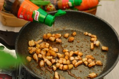 Cho 2 muỗng canh đường và 1 muỗng canh nước vào chảo, đun cho đường tan chảy. Khi thấy nước màu chuyển sang cánh gián thì hạ nhỏ lửa. Nhanh tay cho thịt ba chỉ đã ướp vào đảo đều. Khi thịt heo săn lại thì cho 4 muỗng canh xốt nêm thịt heo knorr vào, trộn đều tay. Đun lửa vừa cho đến khi thịt kho chín thì tắt bếp.