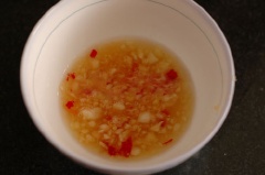 Cho thính gạo vào tô. Pha chấm: 2 muỗng canh nước mắm, nước cốt trái chanh, 1/2 muỗng cà phê bột ngọt, tỏi ớt băm nhỏ.