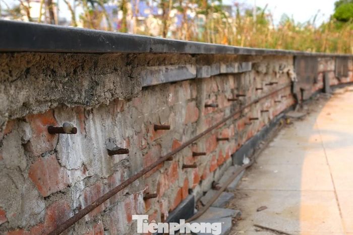 Phố đi bộ ở Nghệ An xuống cấp, đá ốp bong tróc, lộ cốt thép - Báo Tiền Phong