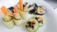Sushi sẽ ngon hơn khi ăn kèm với tương ớt. Nếu bạn thích vị béo thơm có thể trộn đều tương ớt và sốt Mayonnaise.