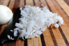 Luộc mì chín theo thời gian hướng dẫn trên bao bì, sau đó đem xả nước lạnh, thêm dầu olive để mì không bị dính vào nhau. Hành tây bóc vỏ cắt nhuyễn. Tỏi bóc vỏ, đập dập, đem băm nhuyễn.