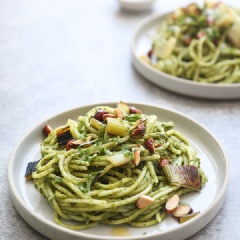 Cho mì Ý trộn đều với sốt Pesto ở bước 2 là có thể dùng rồi, bạn cho ra đĩa, trang trí vài hạt hạnh nhân rang, lá rau mùi thái nhỏ cho sinh động nữa nhé.