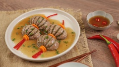 Trang trí cà tím hấp cùng cà rốt và ớt cắt sợi để cho những chiếc lồng đèn xinh xắn. Thành phẩm có phần cà tím chín mềm, quyện cùng phần thịt ngòn ngọt và nước xốt dầu hào thơm phức rất đưa cơm.