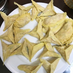 Múc 1 muỗng nhỏ nhân đặt vào lá hoành thánh tròn. Miết 1 nửa cạnh lá hoành thánh. Sau đó dùng ngón tay kéo cạnh đối diện vào tâm, miết 2 cạnh tạo thành ngôi sao ba cánh.