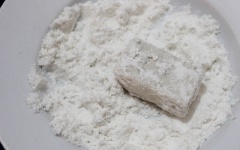 Rắc 1 muỗng cà phê muối, 1/2 muỗng cà phê tiêu vào đậu hũ non. Sau đó, nhúng đậu hũ non qua một lớp bột chiên giòn.