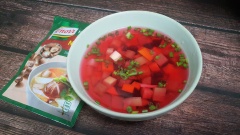 Cho canh ra tô, thêm ít hành cắt nhỏ, tiêu xay và thưởng thức. Canh củ dền dễ thực hiện mà lại cung cấp hàm lượng dinh dưỡng tuyệt vời cho các bạn thiếu máu. Chúc các bạn ngon miệng nhé.