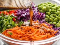 Sau đó rưới nước sốt vào tô rau củ và trộn thật đều lên cho tất cả hòa quyện và thấm đều vào nhau là xong rồi đó. Khi ăn chỉ cần gắp salad ra dĩa và thưởng thức thôi nè.