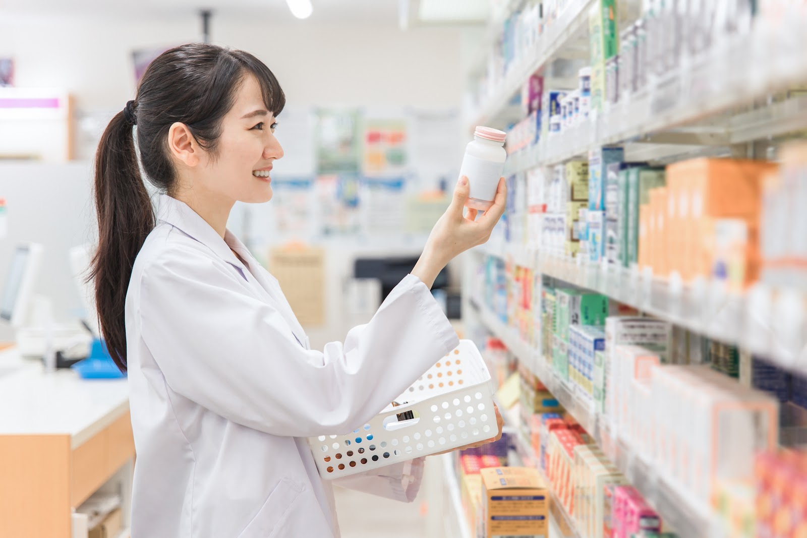 薬局で服薬相談を受けるイメージ