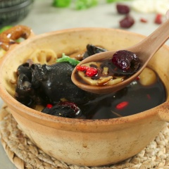 Dọn món ra chén và ăn ngay khi còn nóng, thịt gà chấm kèm muối tiêu. Khi thưởng thức, bạn sẽ cảm nhận được vị ngọt tự nhiên của thịt gà, cùng với nước dùng thơm ngào ngạt. Nghe cái tên Gà tiềm thuốc bắc chắc hẳn nhiều người sẽ nghĩ cách chế biến món ăn này rất phức tạp, nhưng thật chất chỉ cần vài bước đơn giản là bạn đã có ngay nồi gà ác đầy thơm ngon, bổ dưỡng rồi đấy!