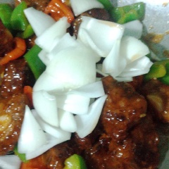 Cho chảo dầu nóng cùng với hành tím và tỏi băm phi thơm sau đó cho ớt chuông xanh và đỏ vào đảo 2p sau đó cho chén sốt vừa pha vào đảo đều tay và cuối cùng cho sườn non vào đảo cho nước sốt thấm vào sườn trong 2 phút sau đó cho củ hành vào đảo nhanh 1 phút sau đó tắt bếp. Dọn ra thưởng thức thôi ạ.