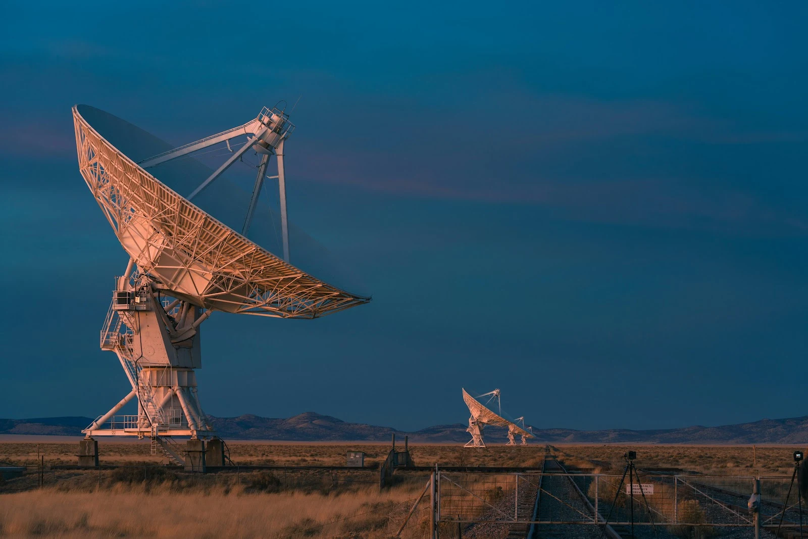 Very Large Array Radio Telescopes - Landscape Photography 8K Wallpaper (9504x6336)