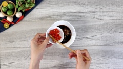 Nước sốt: Cho vào nồi nhỏ gồm 50gr nước mắm, 50gr đường trắng và 10gr ớt bột. Khuấy tan đường và nấu đến khi hỗn hợp sôi thì tắt bếp để nguội. Sau đó cho vào nước mắm 20gr tỏi băm, 20gr ớt băm và 20ml nước cốt tắc. Dùng muỗng khuấy đều các nguyên liệu hòa quyện với nhau.