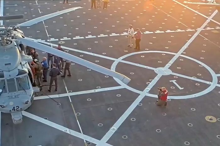 Cận cảnh đưa phi hành đoàn vào khu y tế trên tàu cứu hộ - Báo VTC News