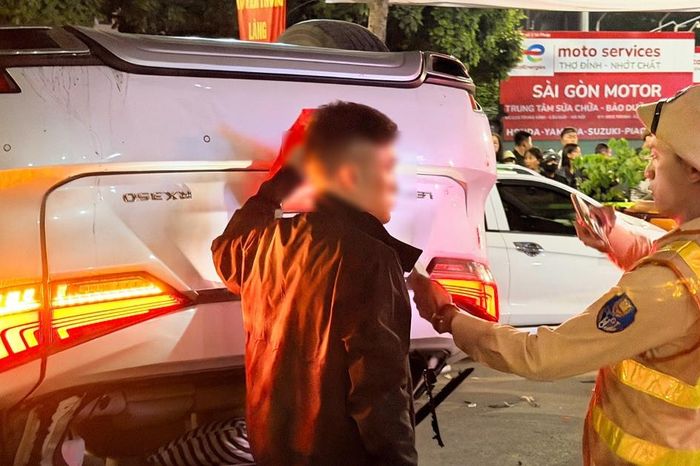 Cảnh sát xác định nguyên nhân ban đầu vụ ô tô Lexus tông loạt xe ở Hà Nội - Báo VietnamNet