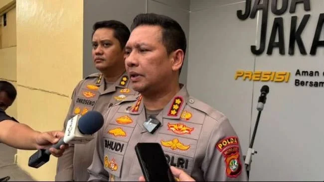 Personel kepolisian dari Polda Metro Jaya bersiap melakukan pengamanan di Jakarta.