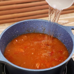 Phần nước lẩu: cho nồi lên bếp đợi nồi nóng cho một ít dầu ăn phi thơm 5gr tỏi, 5gr ớt, cho cà chua và hành tây đầu tôm vào vào xào chín. cho 30gr satế tôm vào xào cho thơm xệt lại, cho tiếp thịt tôm vào đợi chín, châm 1.5 lít nước nấu sôi khoảng 30 phút, vớt bỏ phần đầu tôm, nêm gia vị gồm 25gr hạt nêm, 40gr đường, 40ml nước mắm, để lửa nhỏ đợi nước lẩu sôi thêm 20 phút nữa cho ra nồi ăn lẩu.