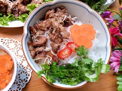 Bún thịt nướng thơm lừng với thịt ba chỉ cắt nhỏ, ướp cùng gia vị và hỗn hợp sả, ớt, hành tím và tỏi băm nhỏ. Đem nướng chín béo thơm trên lửa than. Ăn cùng với bún tươi, dưa leo và xà lách, chan nước mắm mặn ngọt.