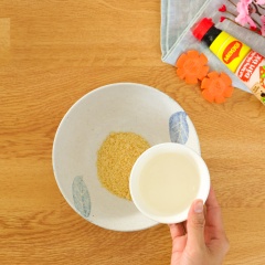 Pha 100ml nước ấm với 40gr đường vàng và 40ml giấm cho tan. Sau đó thêm 180gr nước tương Maggi, khuấy đều, nêm thấy vị chua ngọt mặn hài hoà. Thêm 20gr hành tây, 20gr hành tím băm, 20gr tỏi băm và 20gr ớt băm vào hỗn hợp nước tương rồi khuấy đều.