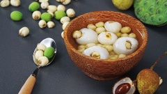 Để cho chè nguội thì múc ra chén, có thể thêm chút đá bào để thưởng thức. Vị ngọt thơm và thanh mát của món chè vải hạt sen sẽ khiến mùa hè của bạn thêm thú vị hơn nhiều đấy!