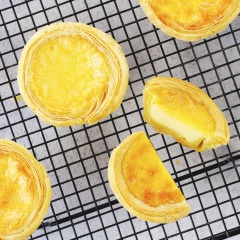 Cho bánh ra đĩa và thưởng thức ngay lớp vỏ bánh giòn tan kết hợp cùng với nhân trứng sữa mềm mịn, thơm nức mũi sẽ khiến cho bạn càng ăn càng mê.