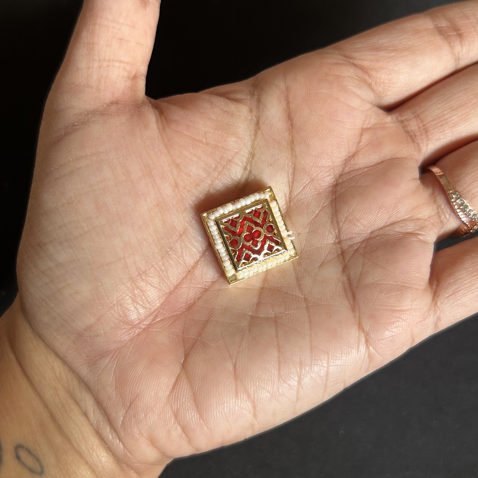 Square red meena pendnet moti shape pack of 1