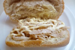 Bánh mỳ nướng giòn, xẻ dọc thân rồi cho nhân thịt gà vào, sau đó phết sốt mayonnaise vào hai mặt kẹp lại. Món bánh mì ăn sáng đã hoàn thành.