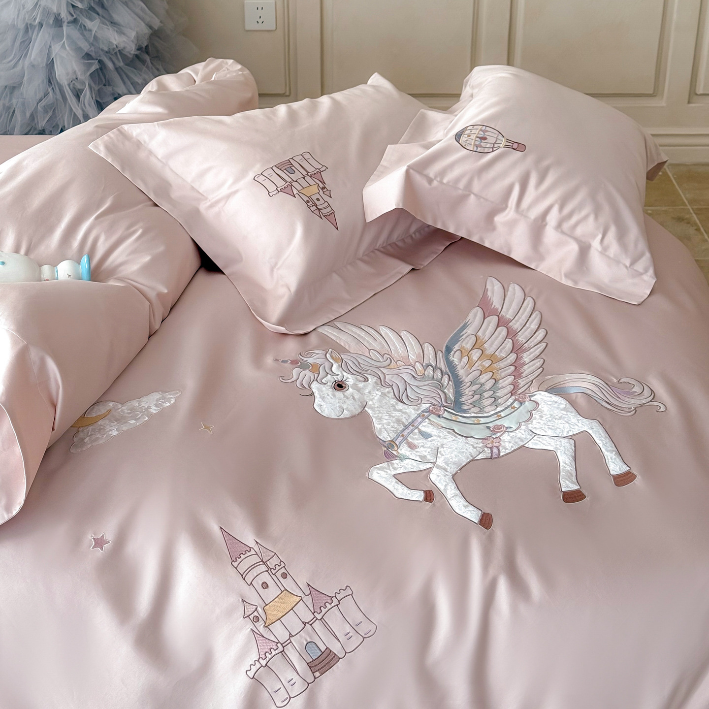 Cotton bedding set with cartoon embroidery
