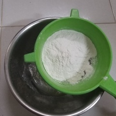 Làm vỏ bánh: lấy 1 cái thau cho nước đường, dầu ăn, nước hoa bưở, bột chia làm 3 phần và rây từ từ vào. Dùng đũa khấy cho đến khi hỗn hợp đặc lại.