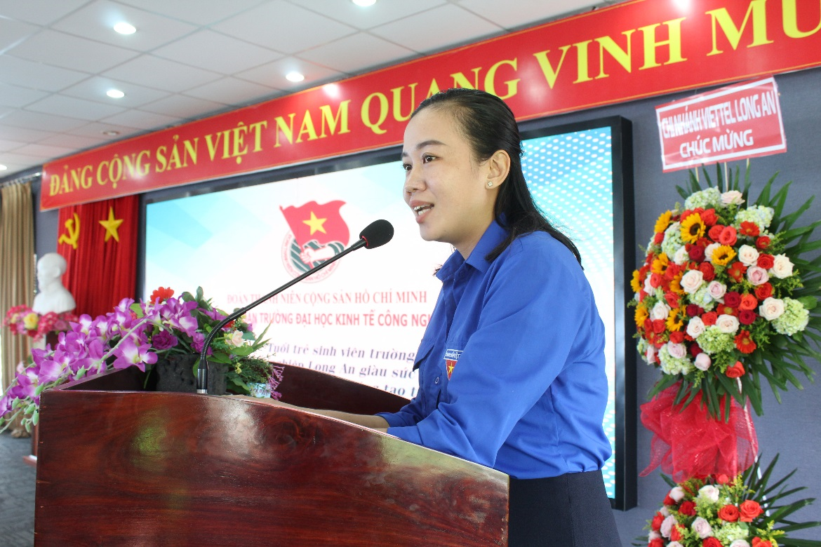 Bí thư Đoàn trường DLA – Nguyễn Thị Như Ý tiếp nhận các đóng góp chương trình hành động của 2 đoàn phường kết nghĩa