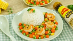 Dọn tôm xào rau củ ra dĩa cho bé ăn cùng với cơm trắng. Món ăn với hương vị nhẹ nhàng, nhiều màu sắc vui mắt sẽ kích thích bé thèm ăn rất nhiều. Thịt tôm mềm thấm dầu hào óng ả, ăn với cơm mềm sẽ khiến bé thích mê.