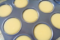 Đổ hỗn hợp rau câu xoài ra khuôn rau câu hoặc cái chén nhỏ như hình bên.
